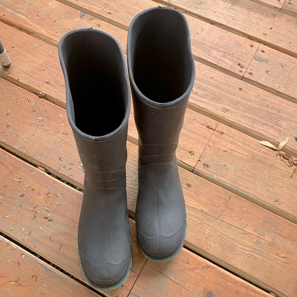 Boys black rain boots